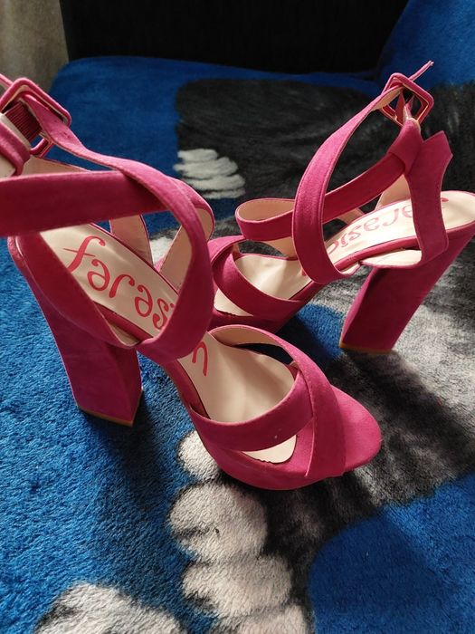 Sandale și pantofi eleganți