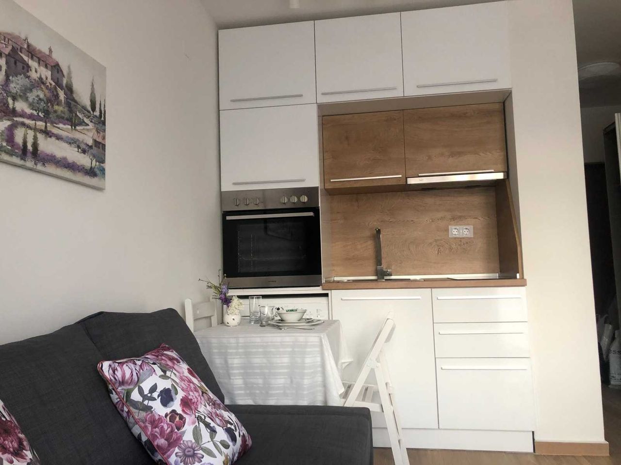 Дава се под наем Едностаен апартамент в София, Център - 35 кв.м за 387.6 € - Снимка #2