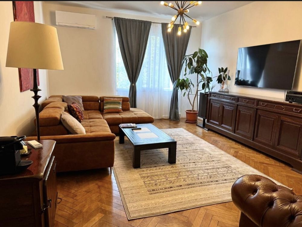 Apartament deosebit etaj 1 / 3 camere