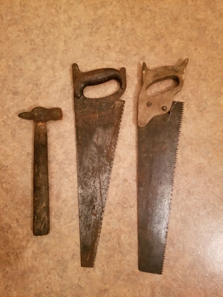Инструменты: молоток , ножовка б/у
