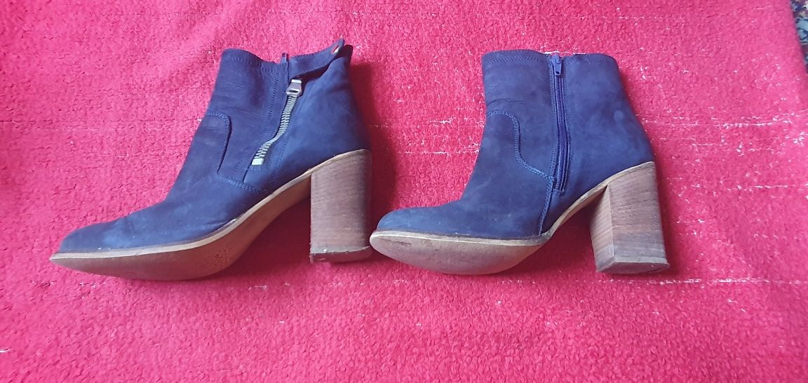 Vând botine dama din piele intoarsa naturala albastra , nr. 41 !