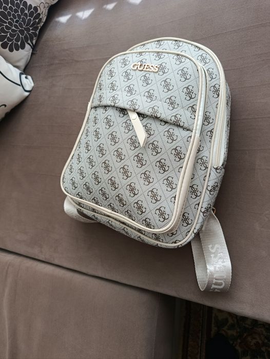 Дамска раница GUESS НОВА