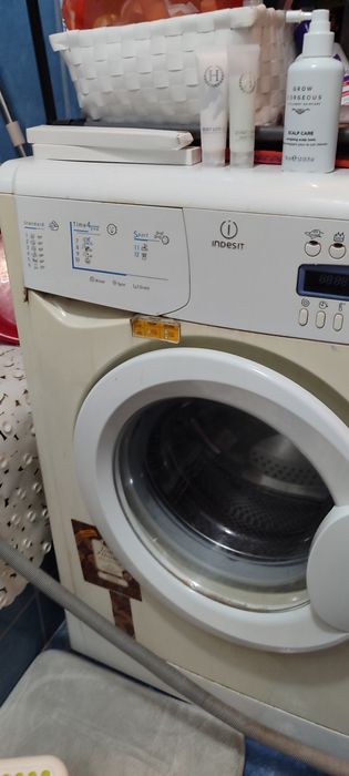 Vând mașină de spălat automată Indesit sleem 5kg in stare buna de func