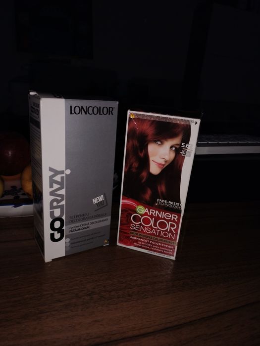 Set vopsea roșcat (cherry red) și cremă decolorantă. Noi. Sigilate.