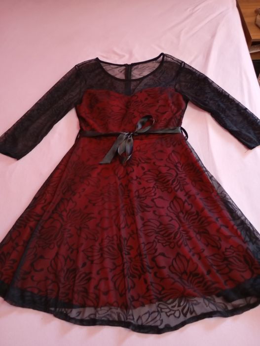 Дамска рокля над коленете