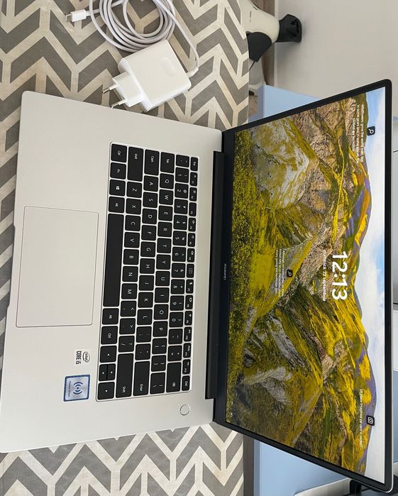 Laptop Huawei, stocare 512 GB SSD, Intel UHD 620, CPU Intel I5-10210U.