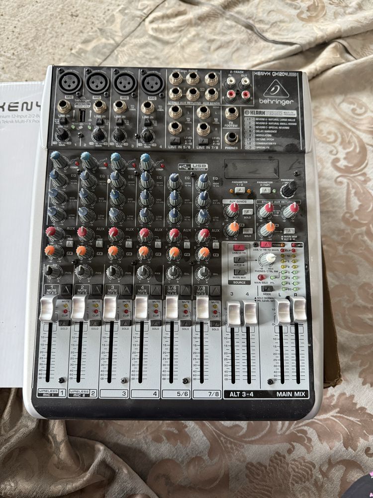 Микшерный пульт BEHRINGER Xenyx X1204USB