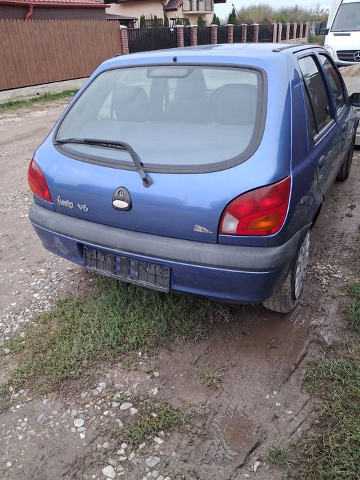 Dezmembrez ford fiesta fab 2000 1.3 benzina
