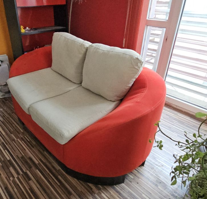 Страстно червен диван