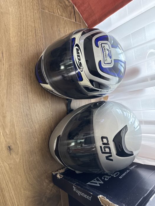 Vand costum moto Neoweel si cizme moto Sigma cu 2 casti MDS si AGV
