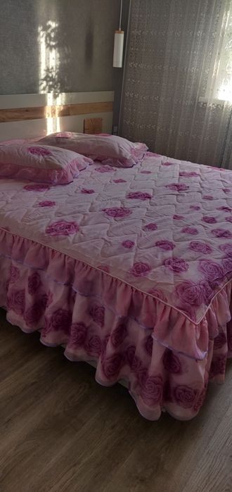В связи с отъездом продам комплект на кровать покрывало