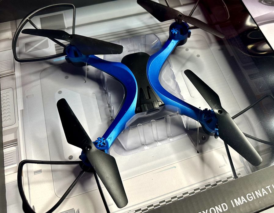 Dron. Дрон. Квадрокоптер игрушка без камеры!