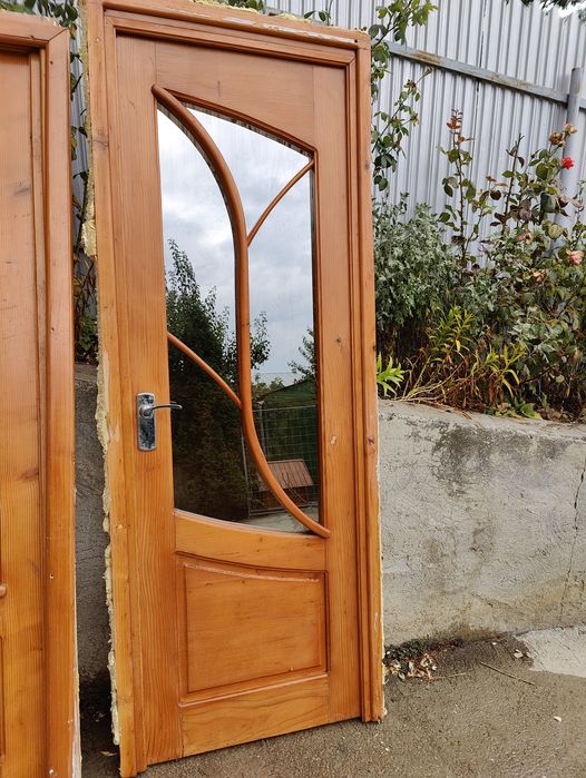 Vând 5 uși de lemn masiv