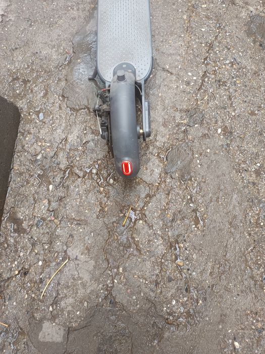 Vâd trotinetă electrcă folosită foarte puțin pentru mai multe detali