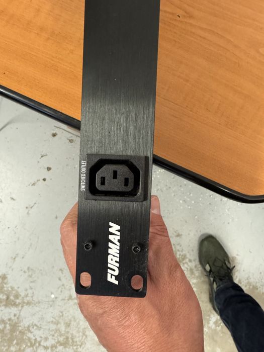 Furman M-10X E Stabilizator de tensiune pt sisteme de sunet