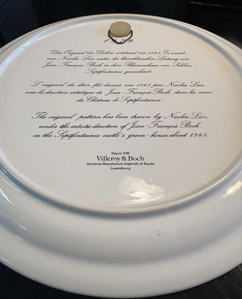 Колекционерска чиния на Villeroy & Boch Camellia с ботанически мотив