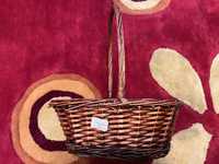 Плетена кафява кошница