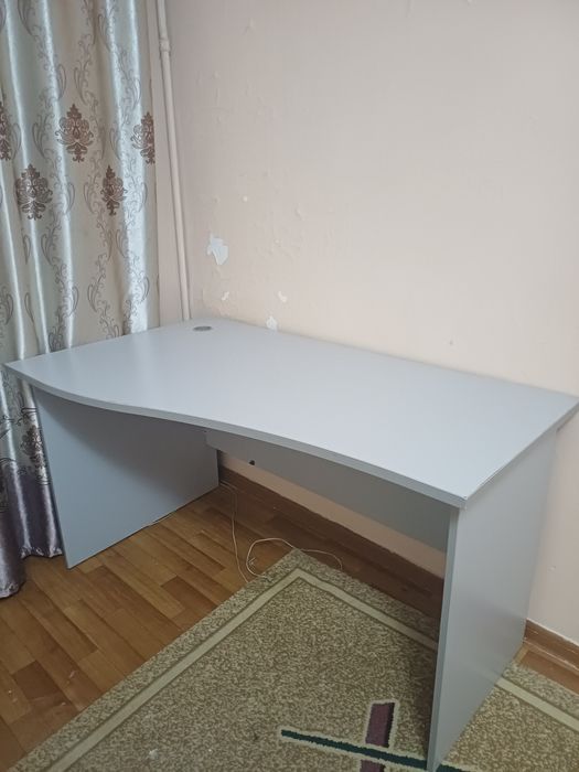 Стол для учебы или работы