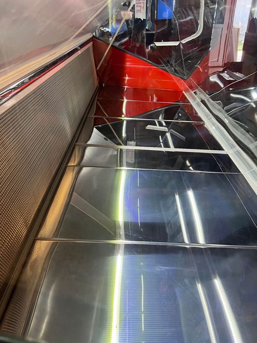 Vitrina frigorifica cu geam curbat pentru mezeluri