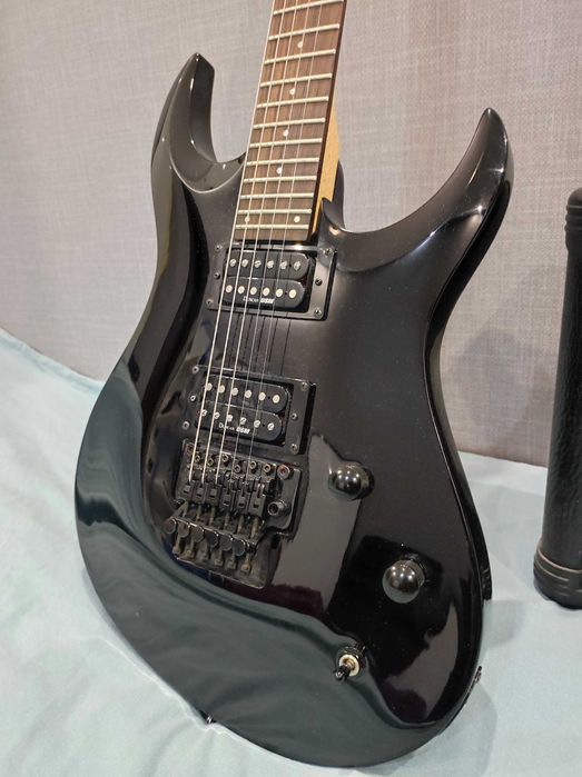 Продаю электрогитару Washburn — полный комплект, всё готово к игре!