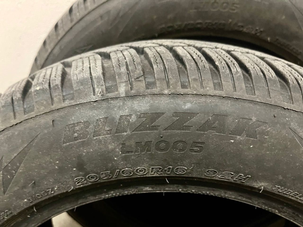 Почти нови зимни гуми BRIDGESTONE, BLIZZAK, LM 005/205/60 R16 92H