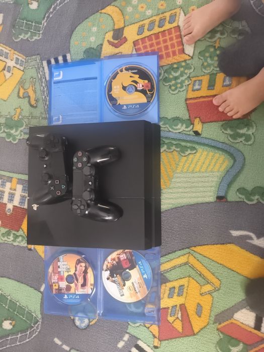 Vând PS4 cu trei jocuri și 2 console