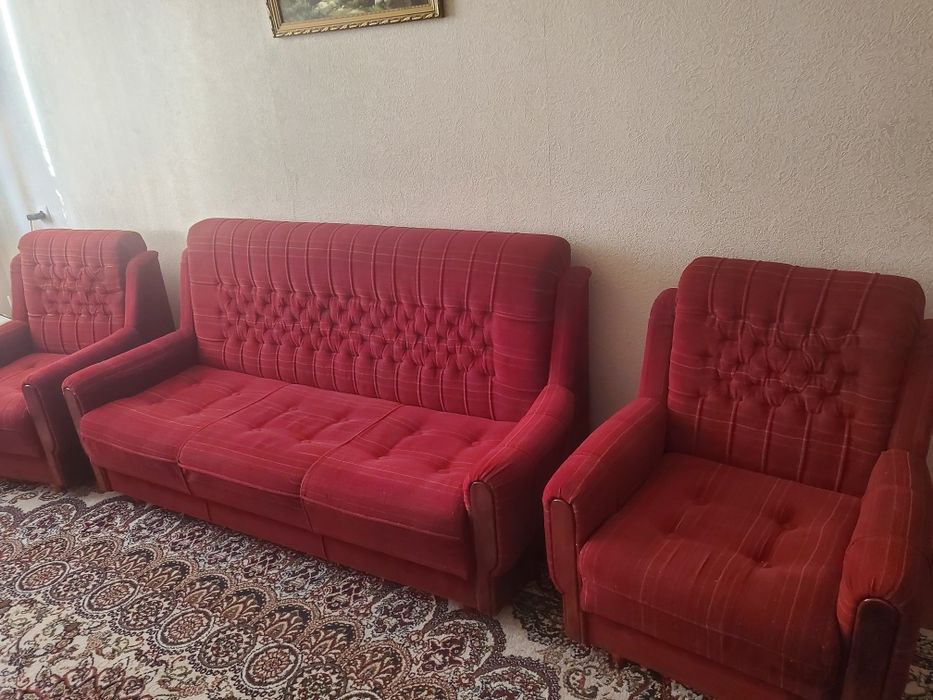 Продается по низкой цене диван два кресла