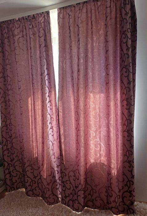 Vând set  perdea  alba cu model si draperie mov cu rejansa