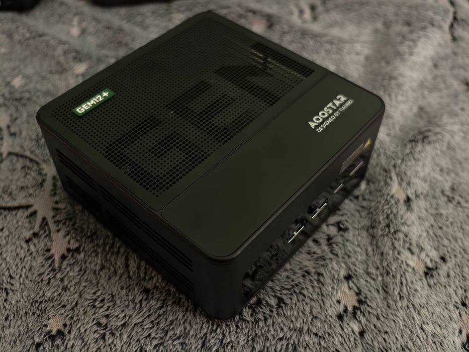 Mini PC Aoostar GEM12+ 8845HS Pro, 32GB DDR5, Oculink