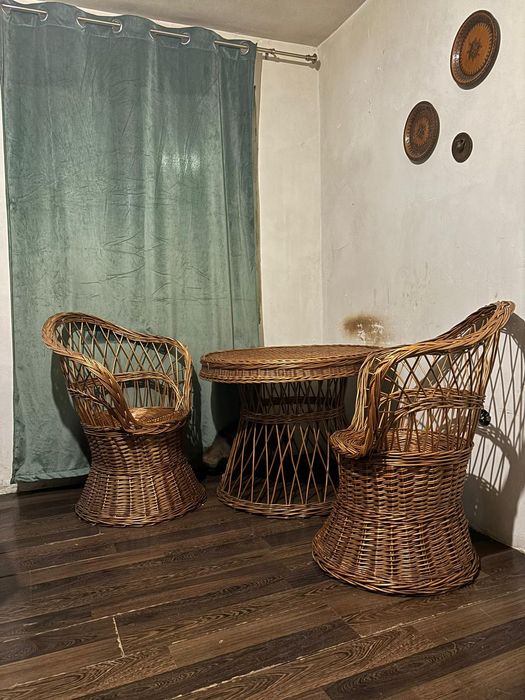 Masă rotundă din răchită + scaune  – stil rustic / boho