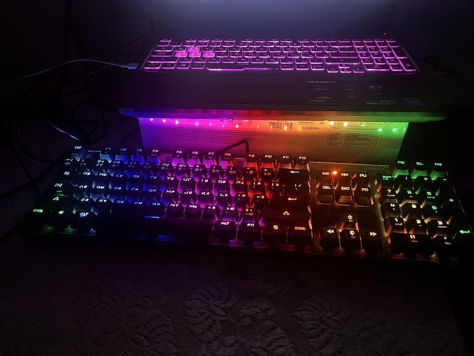 Продам клавиатуру A4Tech Bloody B810R на синих свитчах