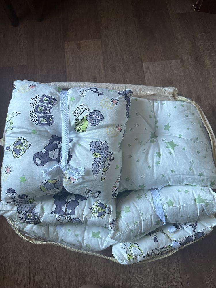 Новые бортики на кроватку с одеялом, простынью и подушкой