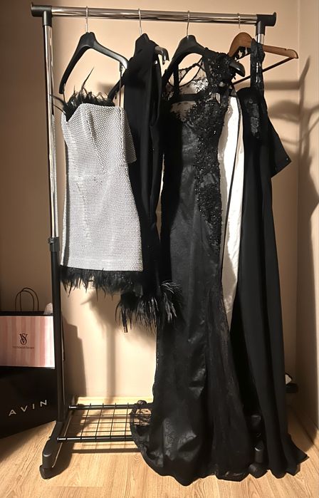 Вечерна рокля с щеаусови пера