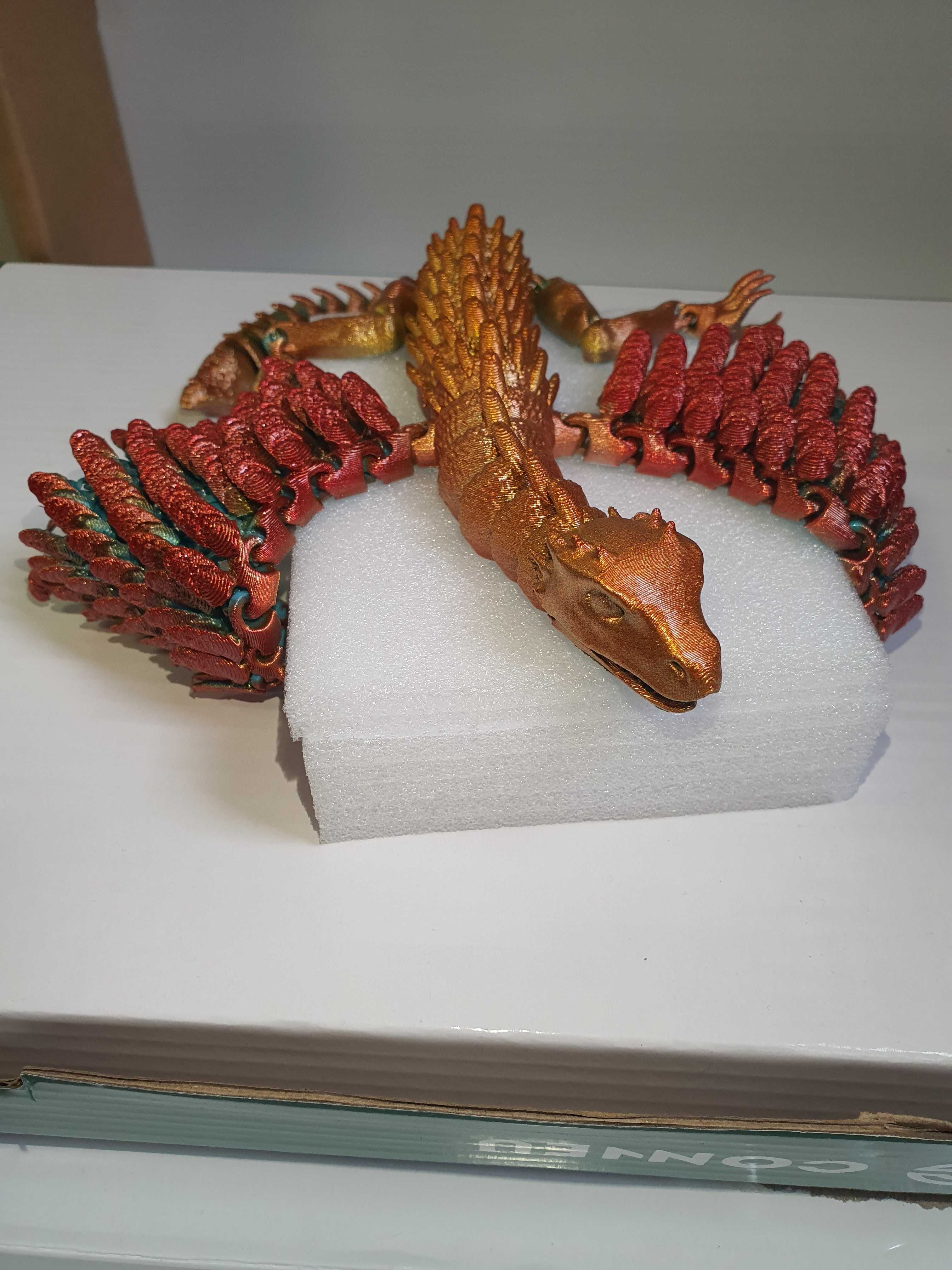 3d фигура Дракон с крила.  Изцяло движещи се пера на крилата.