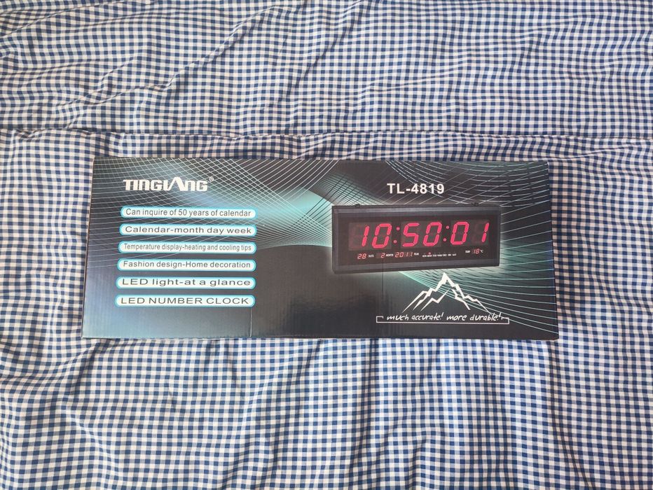 Дигитален стенен часовник