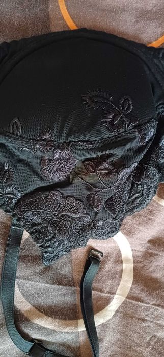 Сутиен FINESE 80D с Бродирана Дантела и Свалящи Презрамки в черно!