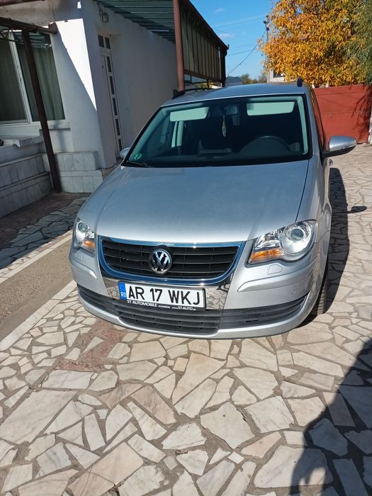 Vând vw touran 1,4 benzină,140 cp,euro 5,recent înmatriculat.