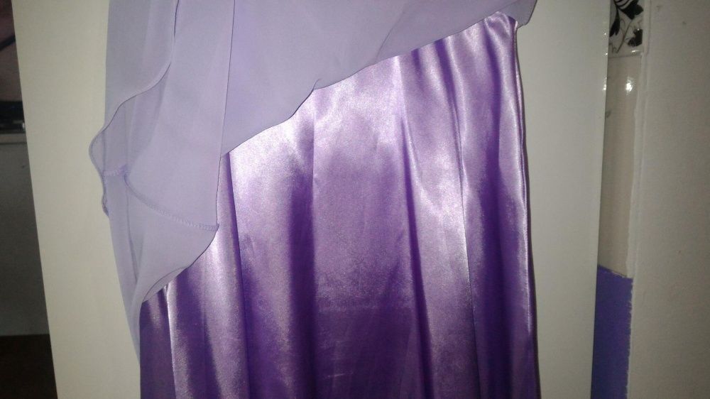 Vând rochie elegantă, culoare mov deschis.