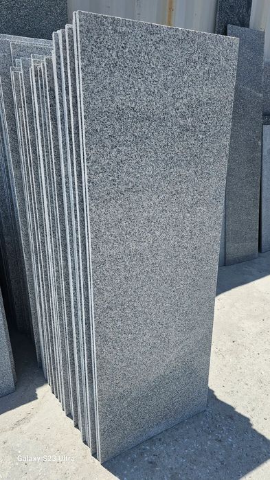 Гранитные плиты серого цвета