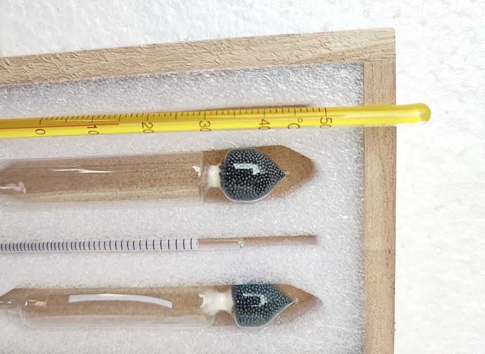 Прецизен спиртомер в дървена кутия, мензура, термометър и таблица-ново