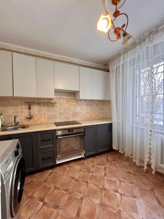 Продам 3-комнатную квартиру с мебелью и бытовой техникой. Утепова 33.