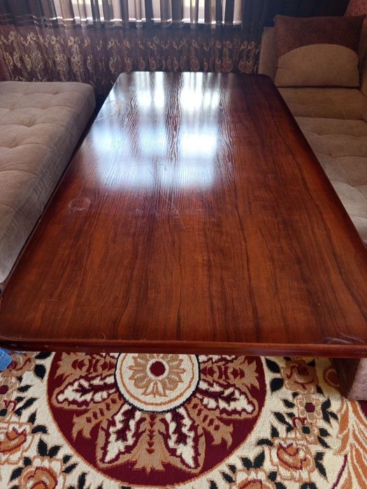 Mehmonxona uchun stol