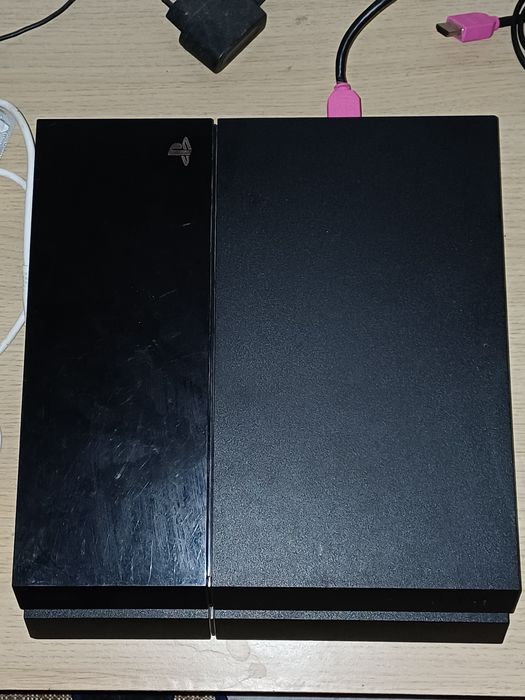 se vinde play station 4 cu doua jocuri si un controller