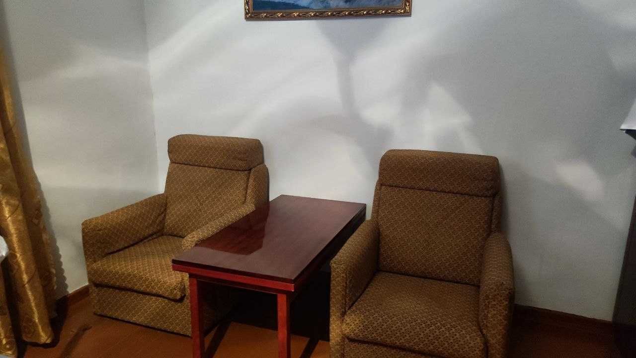 Журнальный столик с двумя креслами