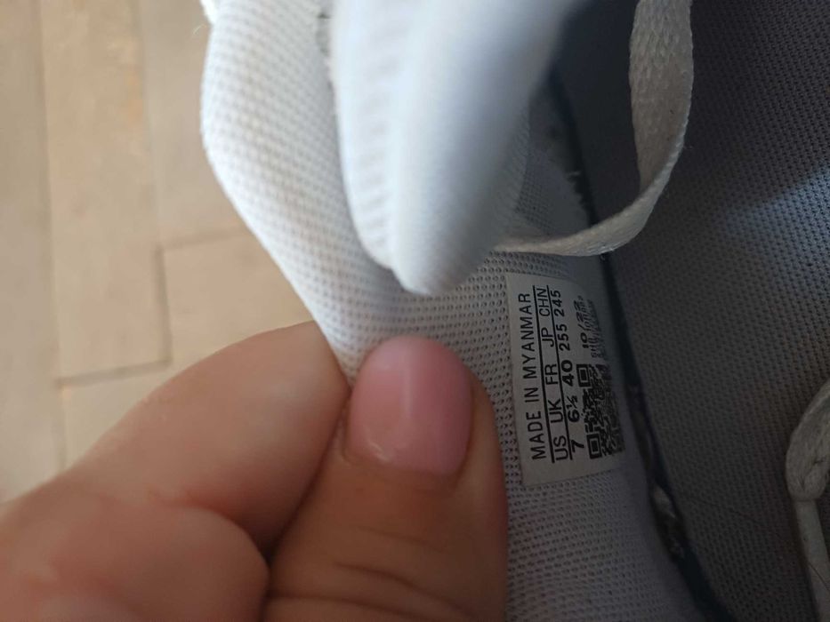Оригинални бели маратонки adidas