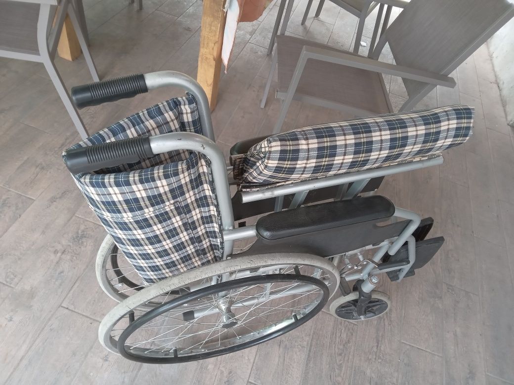 Cărucior invalizi pliabil