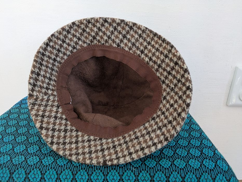 Вълнена кафява шапка с периферия