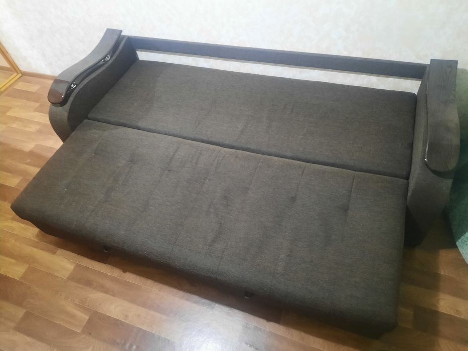Продам раскладной диван еврокнижка в хорошем состоянии.