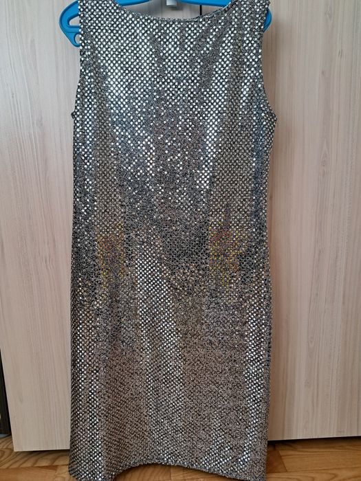 Сребриста рокля с пайети