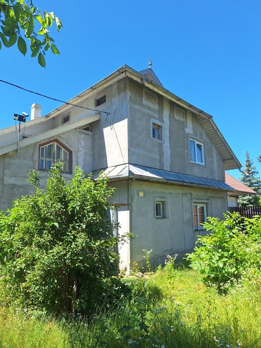 Casă cu teren de vânzare.